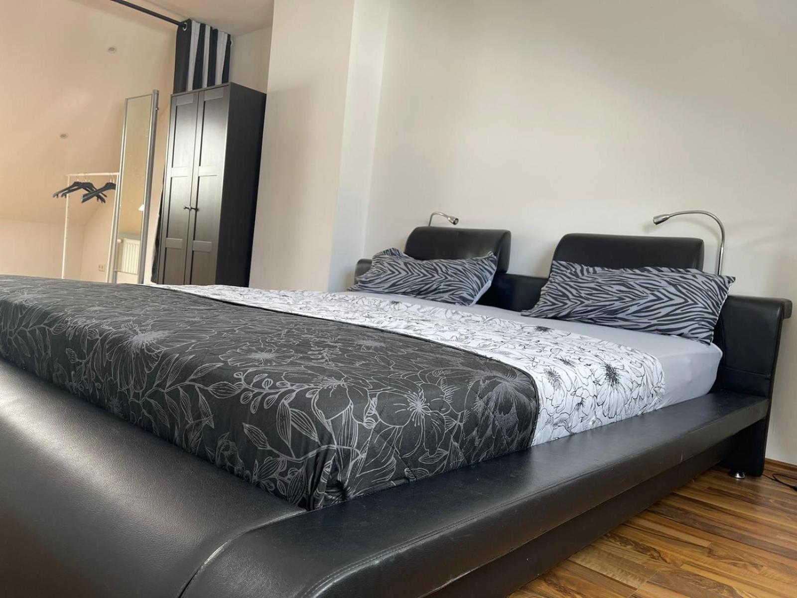 Geraeumige 3-Zimmer-Ferienwohnung Im Herzen Von Cassel Extérieur photo